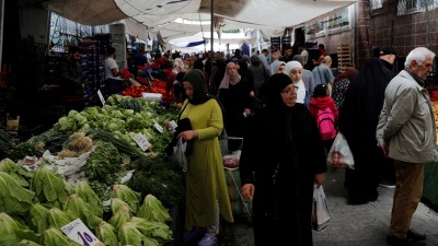 سوق شعبي في إسطنبول (رويترز)