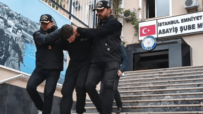 السلطات التركية تقتاد المشتبه به إلى السجن (DHA)