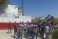 تجمع الإعلاميين أمام مقر الشرطة العسكرية في جنديرس (تلفزيون سوريا)