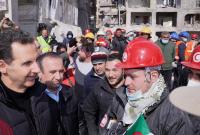بشار الأسد ضاحكاً بالقرب من الأنقاض في حلب بعد أيام قليلة من الزلزال (فيس بوك)