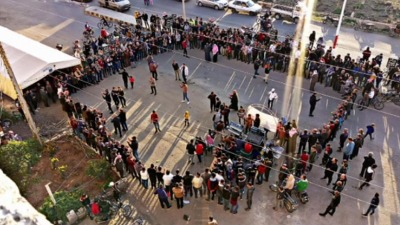 تجمع للمدنيين خلال حملة جمع تبرعات في درعا (أرشيفية/فيس بوك)