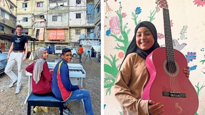 الطلاب اللاجئون السوريون عفراء ووسام وشيماء من مخيم شاتيلا ببيروت والذين سيشاركون في تأدية أوبرا: "القمر يصيخ السمع"