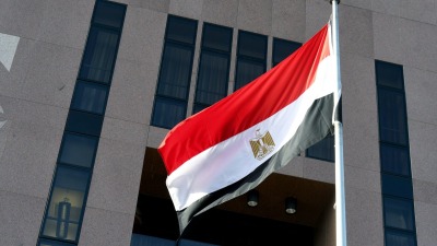 العلم المصري أمام مبنى الخارجية المصرية في العاصمة القاهرة