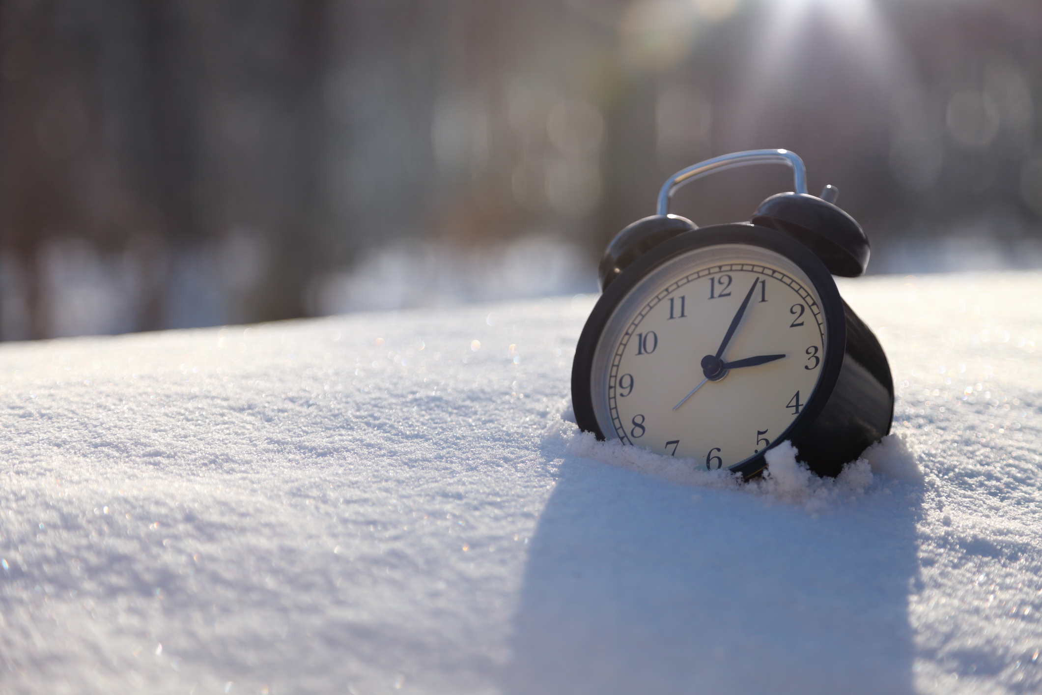 9 часов снег. Часы в снегу. Часы в сугробе. Будильник зимой. Снежные часы.