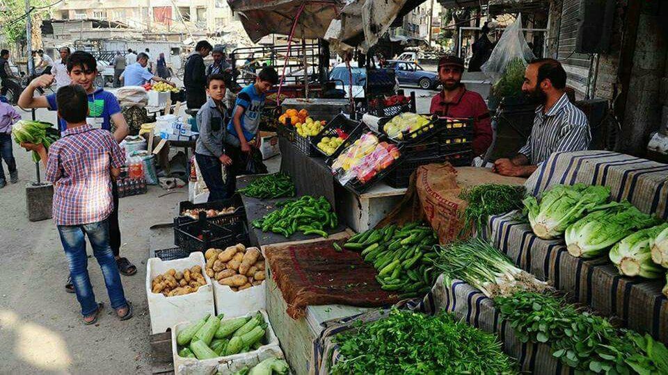أحد أسواق مدينة دوما في الغوطة الشرقية - وكالة أنباء النظام.jpg