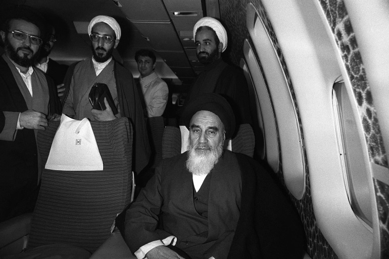 عودة الإمام الخميني من باريس إلى طهران شكلت لحظة انتصار الثورة الإسلامية في إيران الفرنسية.jpg