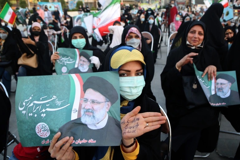 مؤيدو المرشح إبراهيم رئيسي في أحد شوارع العاصمة الإيرانية طهران - الأناضول.jpg