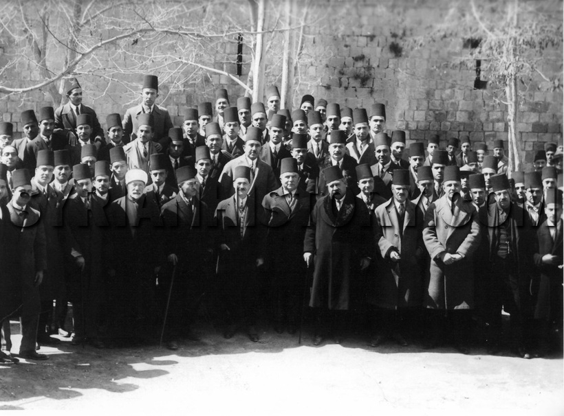 حفل في جامعة دمشق على شرف الأساتذة فوزي الغزي وفارس الخوري في تشرين الثاني 1925.jpg