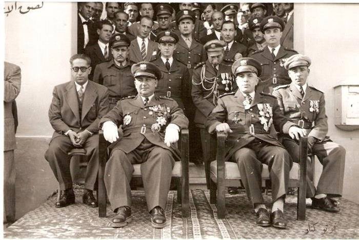 رئيس الدولة فوزي سلو مع العقيد أديب الشيشكلي (الحاكم الفعلي لسورية) عام 1952، وتؤكد أن الحكم أصبح عسكرياً في سورية..jpg