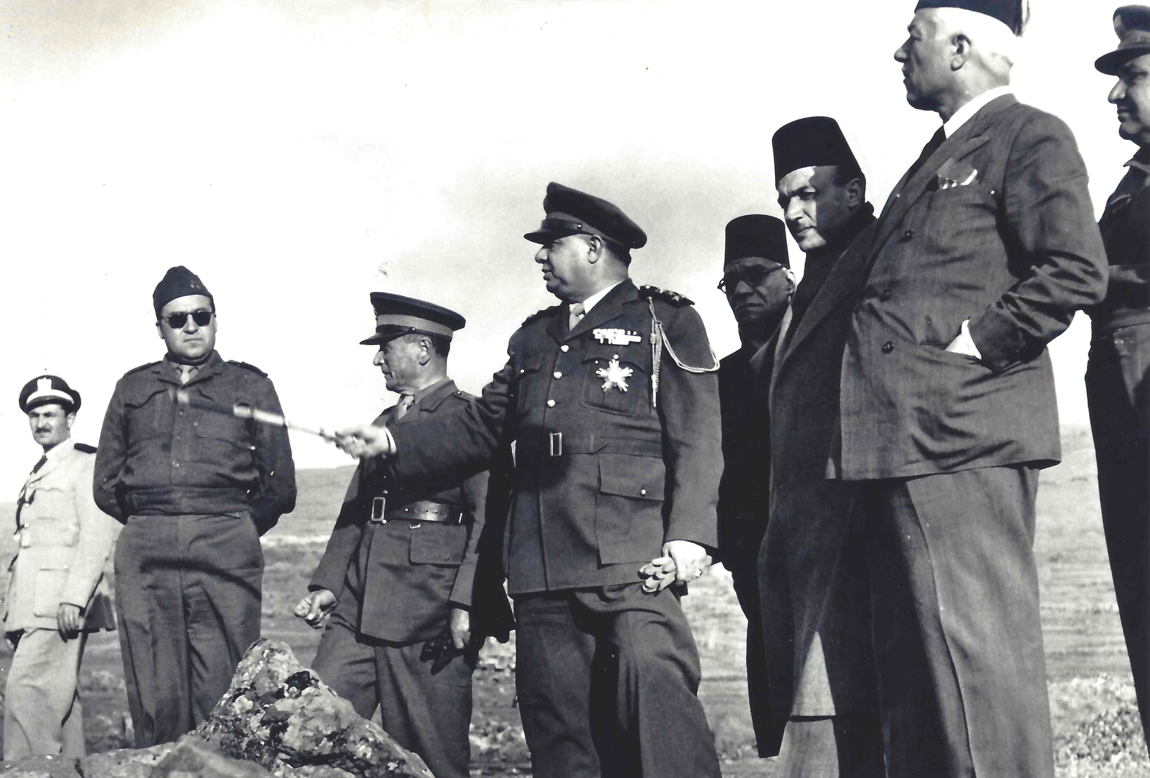 محمد أسعد طلس مع حسني الزعيم في الجبهة السورية عام 1949.jpg