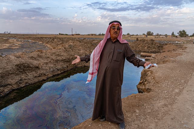 محمد حسين وهو يتحدث عن المواشي التي نفقت والأراضي التي تدمرت بسبب التلوث النفطي