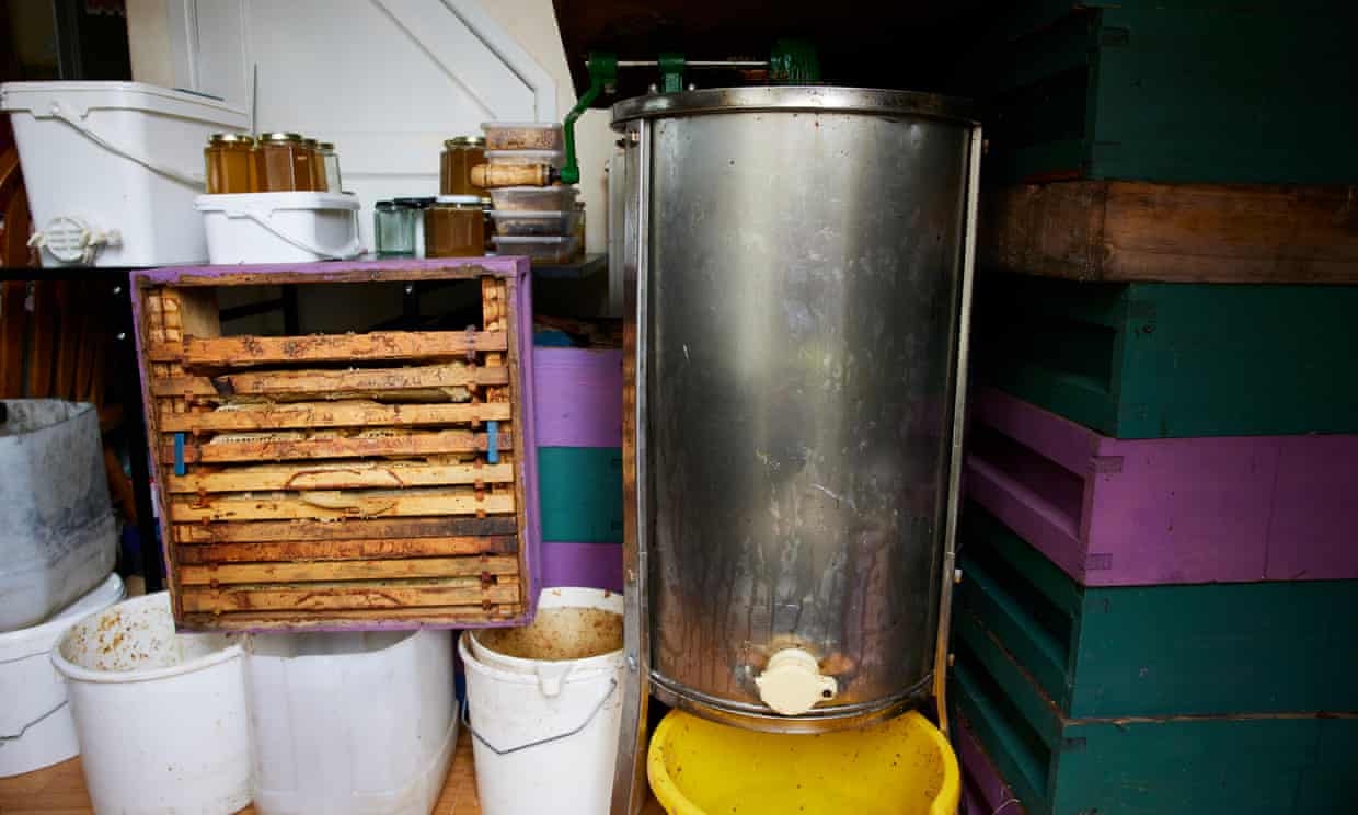 معدات استخلاص العسل في بيت رياض السوس