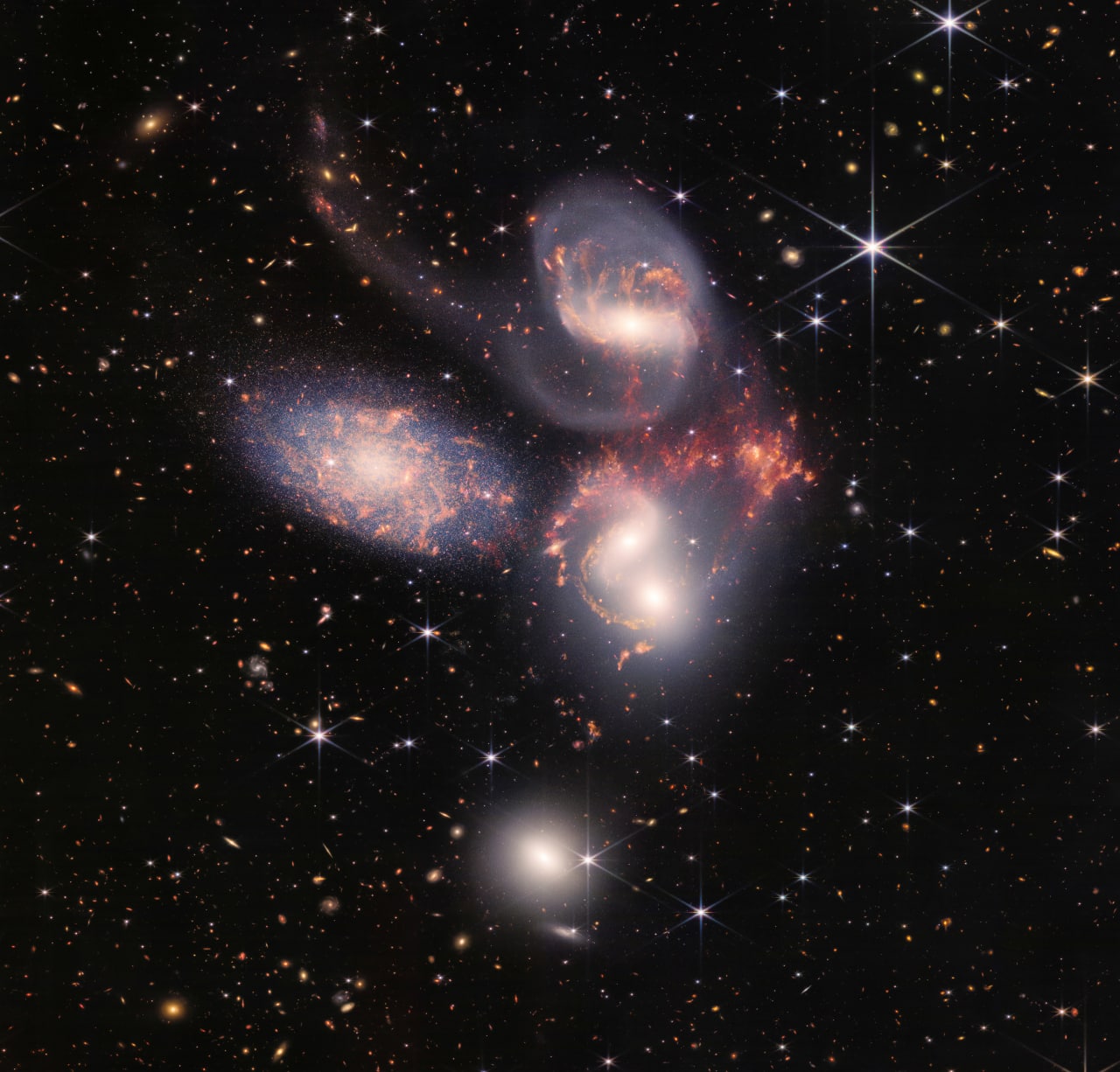 تجمع يعرف باسم "خماسية ستيفان" ويتكون من 5 مجرات قريبة من بعضها اثنتان منها في طور الاندماج