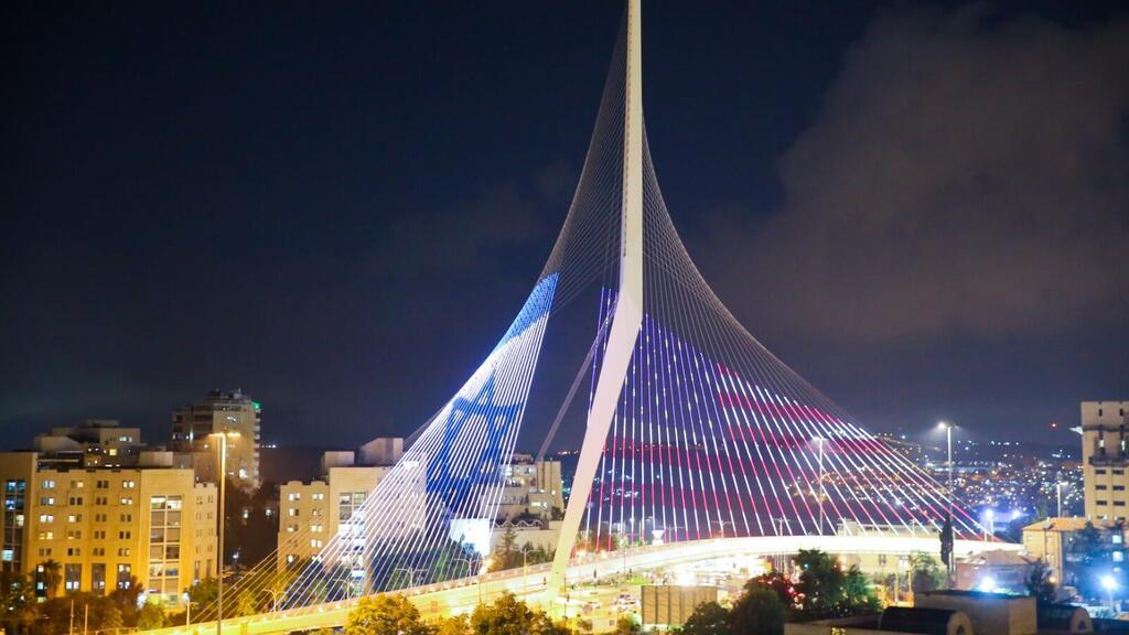 إضاءة جسر بالعلمين الأميركي والإسرائيلي في القدس، استعداداً لزيارة بايدن (يديعوت أحرونوت)
