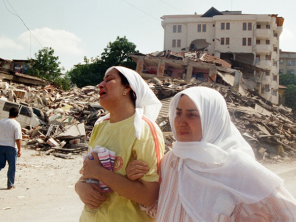 تركيا تحيي الذكرى الـ "23"  لزلزال مرمرة الذي خلف آلاف القتلى.. ماذا حدث يومها؟