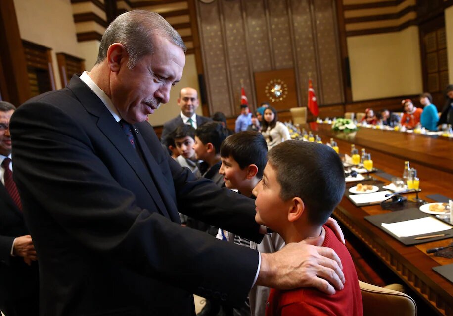الرئيس التركي يستقبل أطفال اللاجئين في عام 2015