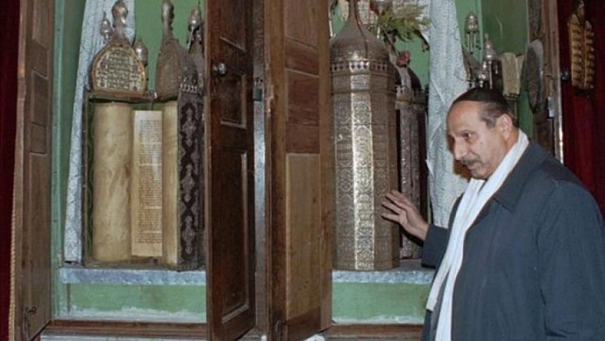 الحاخام يوسف جاجاتي، الزعيم الروحي ليهود سوريا، يشير إلى لفائف التوراة المحفوظة في وعاء فضي داخل كنيس جوبر في دمشق، 21 كانون الثاني 2000 (AP)
