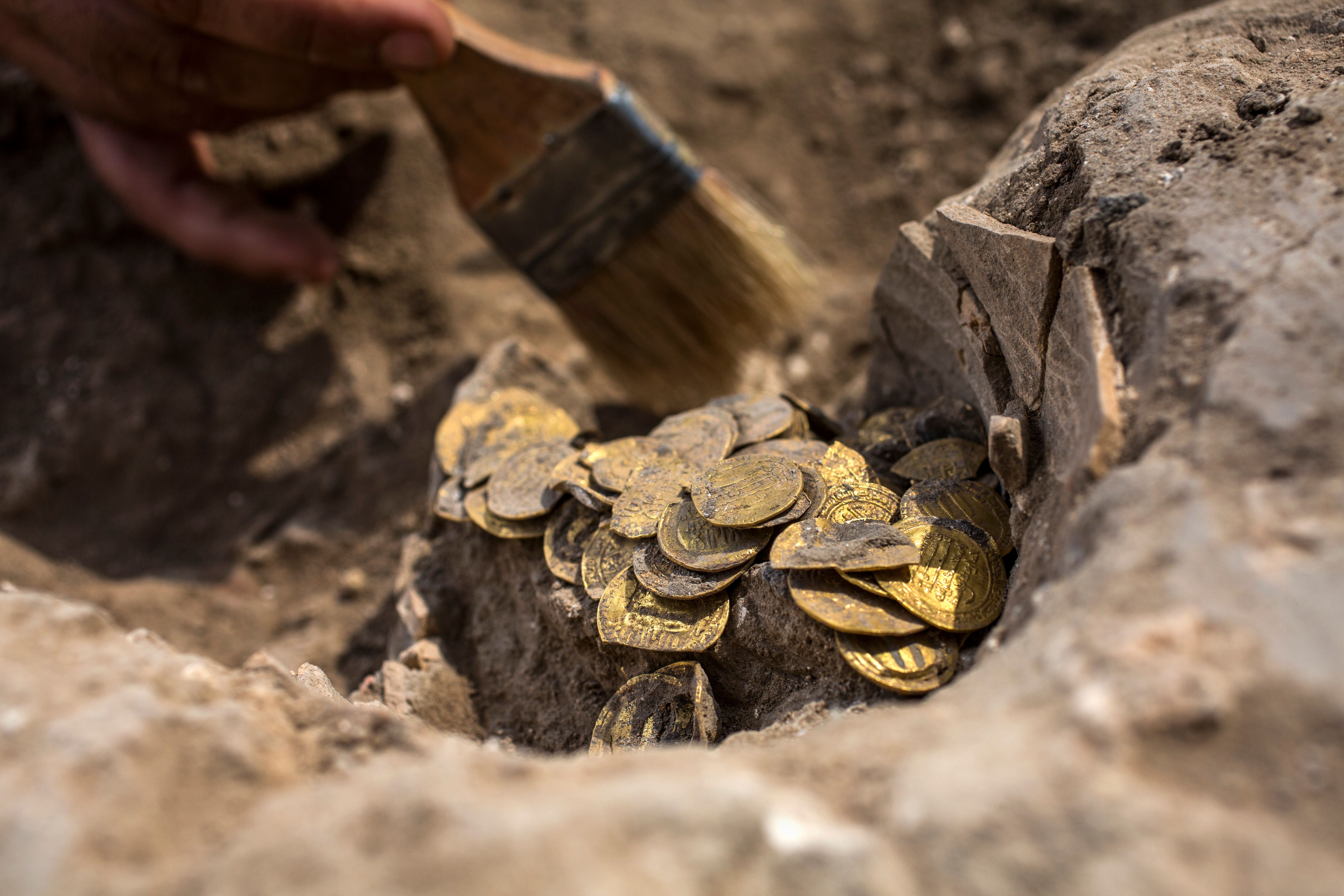 Золото кладоискателей. Клад золотых монет в Израиле. Золотой клад. Нашел клад. Золото сокровища.