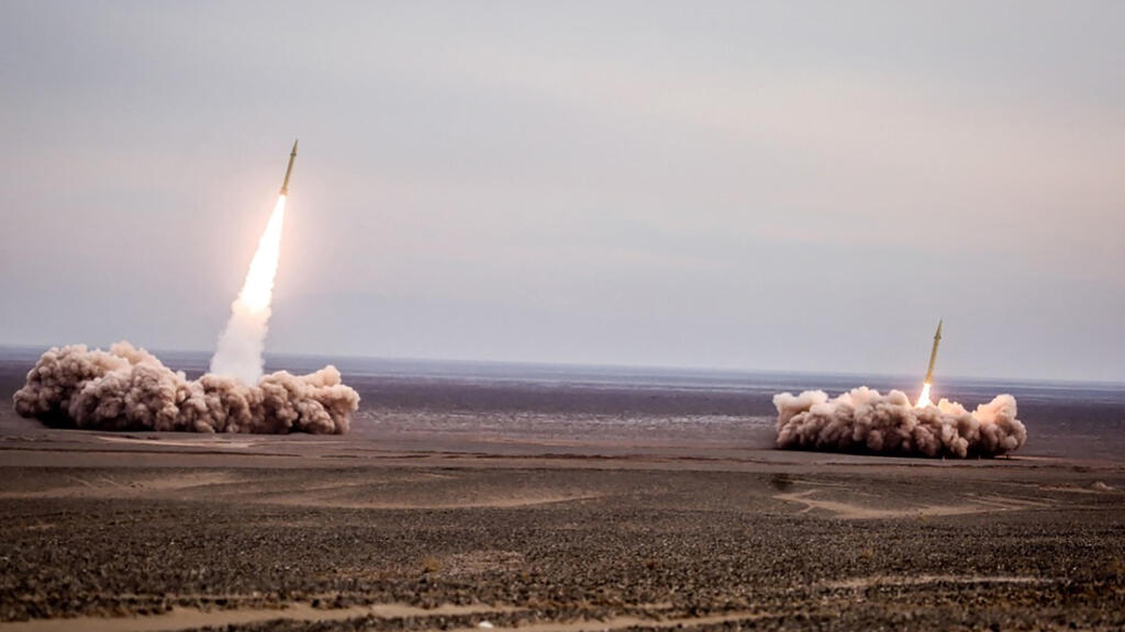 إطلاق صواريخ بالستية إيرانية في إطار تدريب عسكري (AFP)