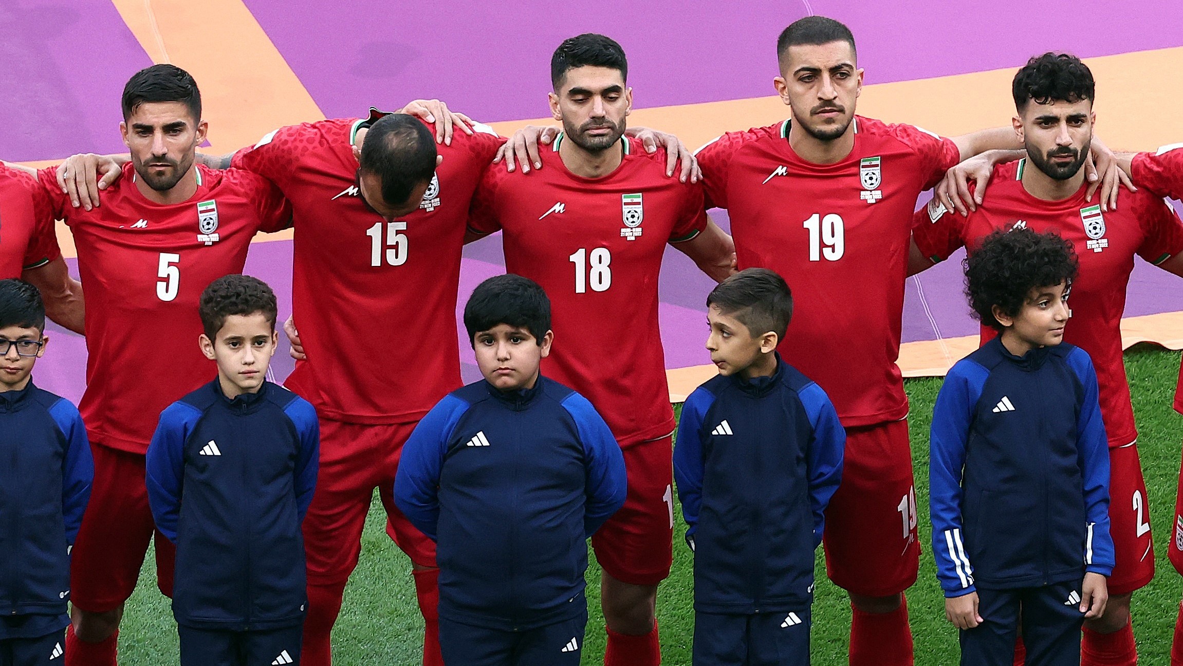 كيروش مدرب إيران يخرج عن صمته بعد امتناع لاعبيه عن النشيد الوطني: هؤلاء غير مرحب بهم!