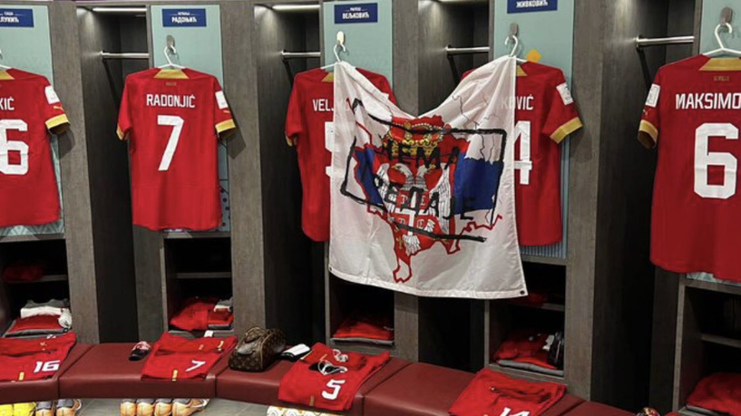 العلم المستفز في غرفة تبديل لاعبي المنتخب الصربي بالدوحة (بي بي سي)