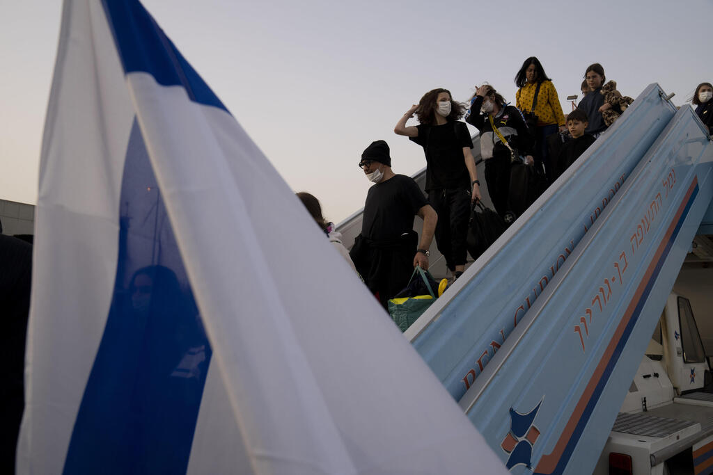 مهاجرون من أوكرانيا يصلون مطار بن غوريون، آذار/مارس 2022 (AP)