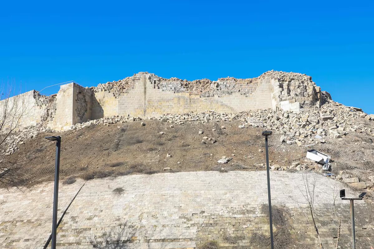 قلعة غازي عنتاب التي تدمرت أجزاء منها بعد مرور يومين على وقوع زلزال شديد هز تلك المنطقة في 6 شباط