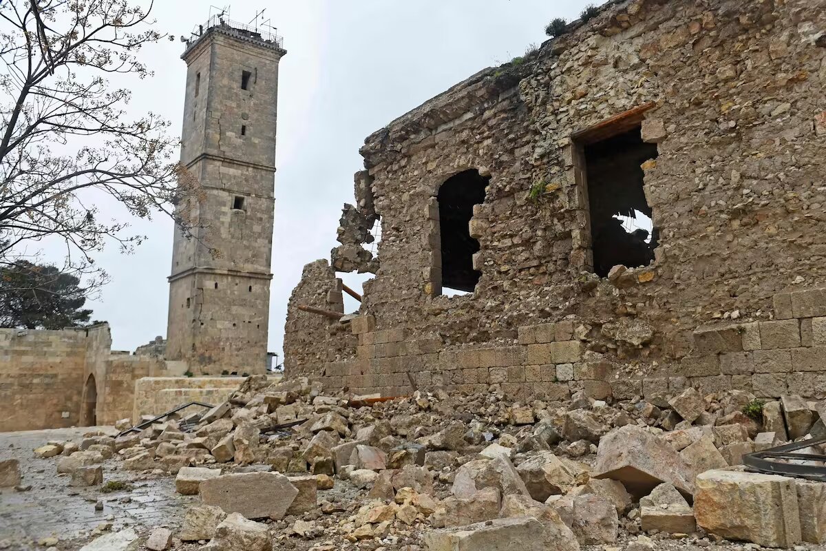 قلعة حلب التاريخية وقد تعرضت للدمار عقب الزلزال الذي هز سوريا يوم 6 شباط
