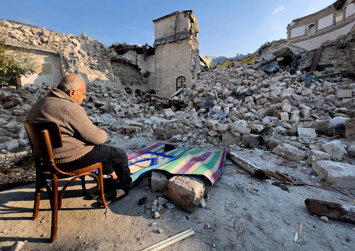 أحمد إسميت وهو يصلي أمام ركام مسجد حبيب النجار التاريخي الذي دمره الزلزال في أنطاكيا – تاريخ الصورة 11 شباط 2023