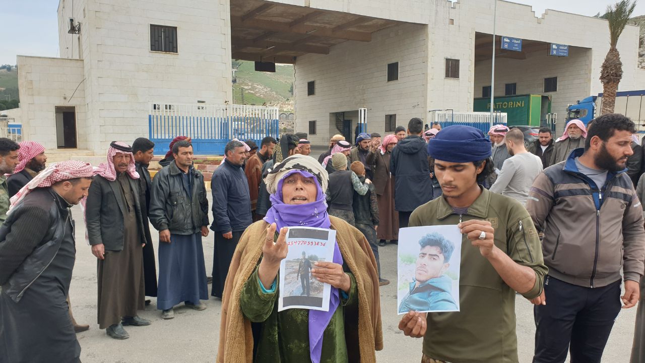 والدة عبدو خليل صياح تطالب باستعادة جثمان ابنها أمام معبر باب الهوى 