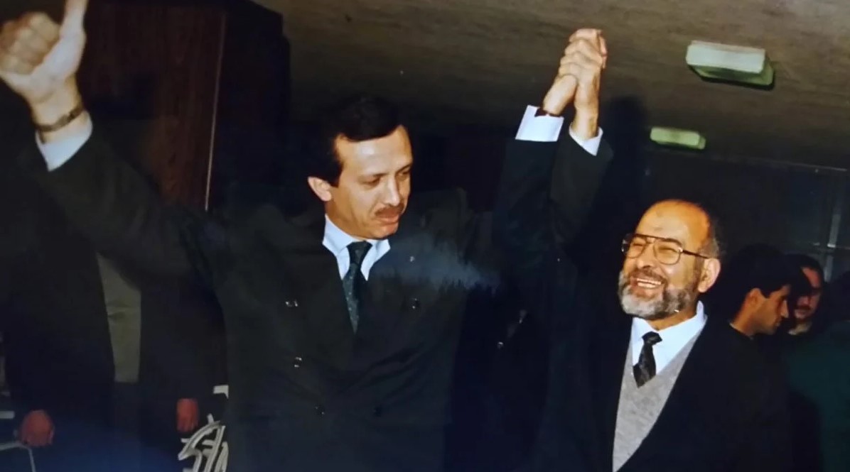 صورة قديمة لكرم الله أوغلو مع رجب طيب أردوغان