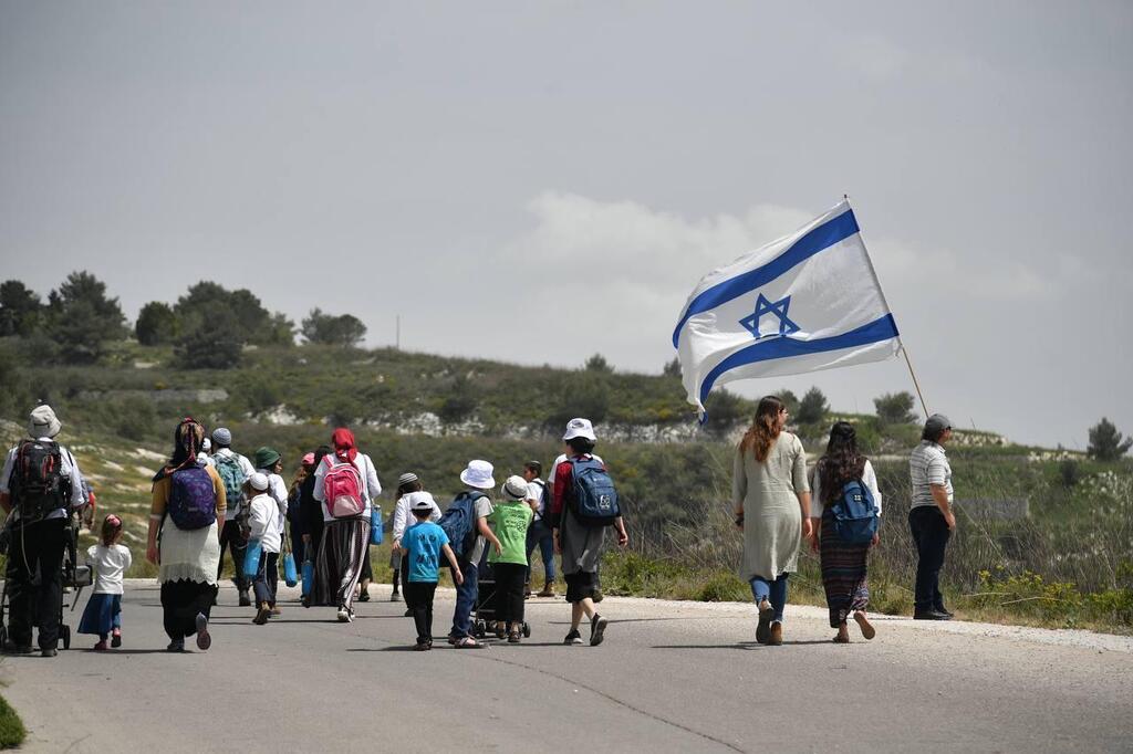 مستوطنون إسرائيليون يتجهون إلى مستوطنة "حوميش"، شمالي الضفة الغربية المحتلة (أرشيفية من "يديعوت أحرونوت")