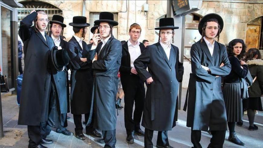 شباب إسرائيليون يرتدون زي "الحريديم" (اليهود المتشددون)