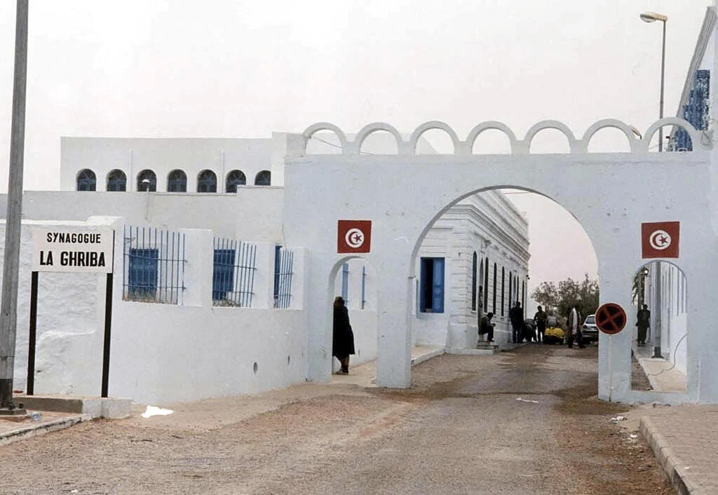 معبد الغريبة (كنيس يهودي) أثري في جزيرة جربا التونسية (AP)