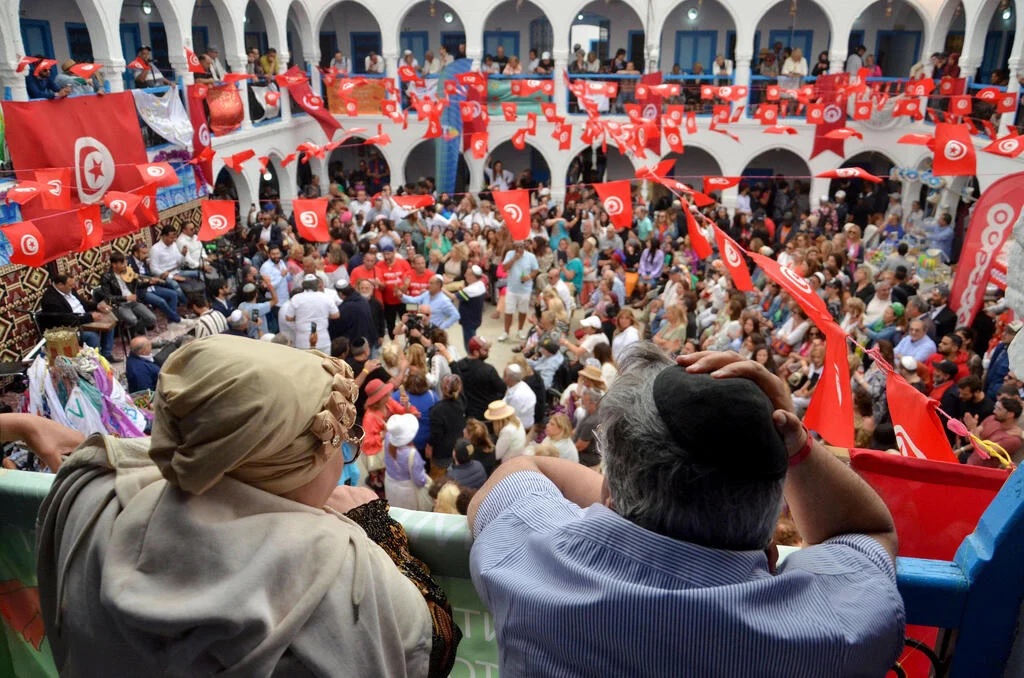 مئات الزوار اليهودي يقيمون احتفالا دينياً في معبد الغريبة بجزيرة جربا، تونس، أيار/مايو 2023 (AFP)