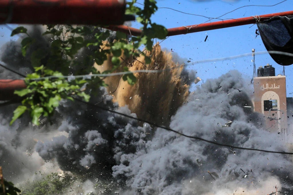 قصف إسرائيلي على بلدة بيت حانون شمالي القطاع، 13 أيار/مايو 2023 (AFP) 