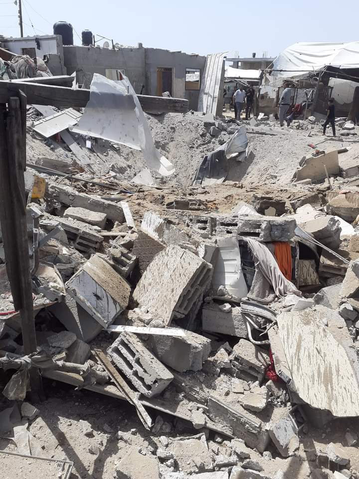 دمار منزل عائلة الحشاش الفلسطينية في مدينة رفح جنوبي قطاع غزة من جراء ابقصف الإسرائيلي، 12 أيار/مايو 2023 (تويتر)