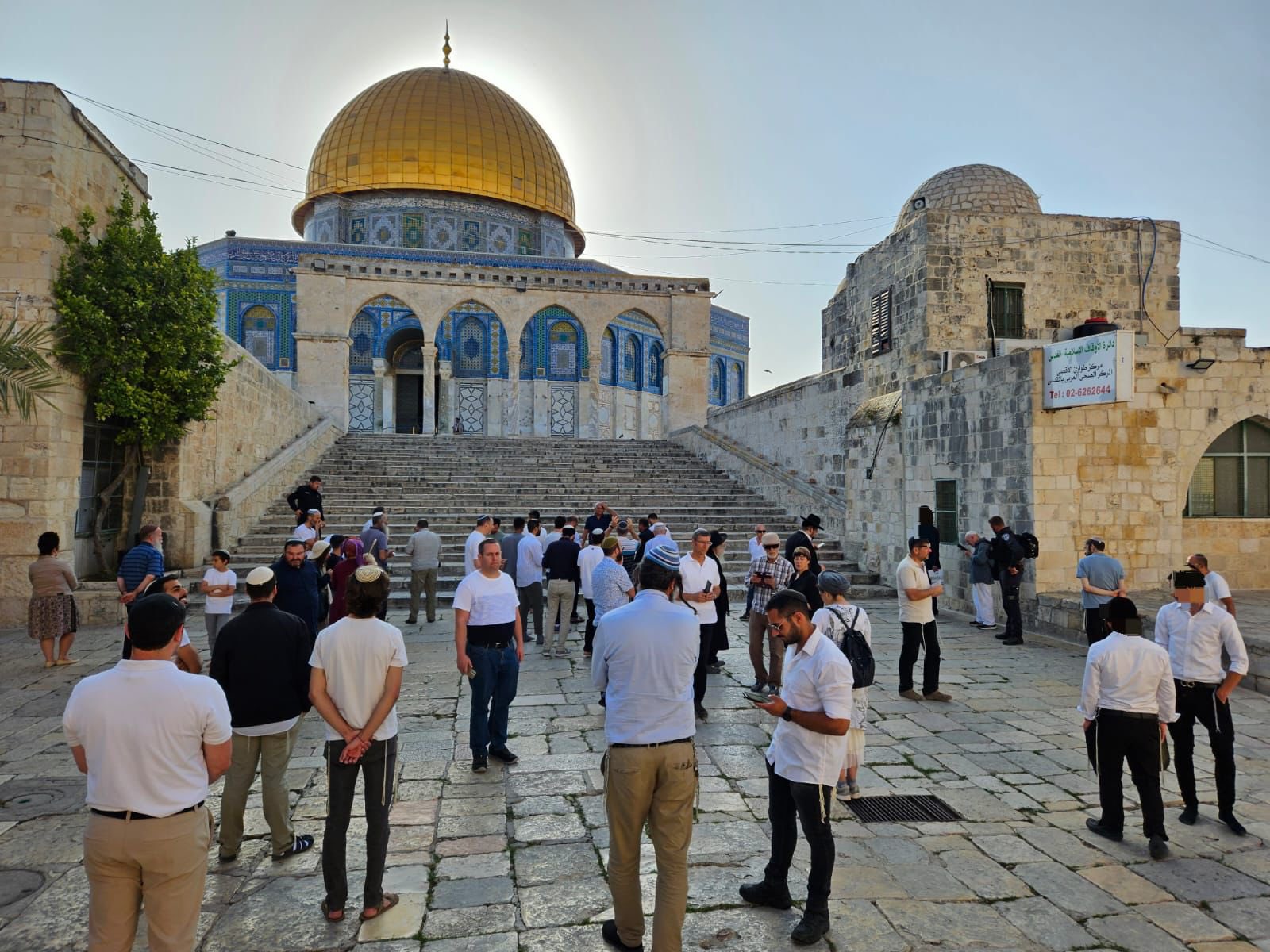 مستوطنون يقتحمون باحات المسجد الأقصى بحماية من شرطة الاحتلال الإسرائيلي، القدس الشرقية المحتلة، 25 أيار/مايو 2023 (تويتر)