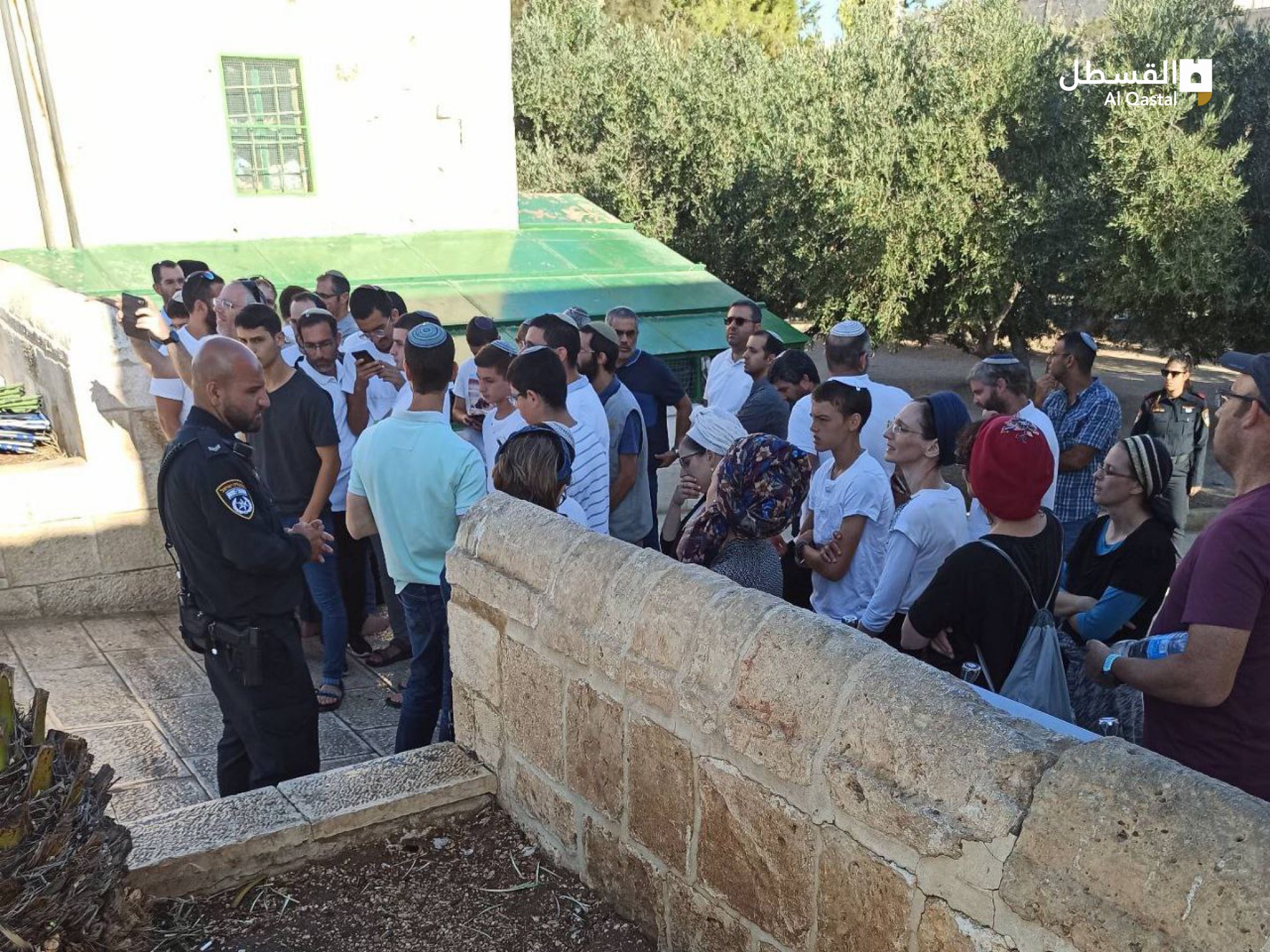 مستوطنون يقتحمون باحات المسجد الأقصى بحماية من شرطة الاحتلال الإسرائيلي، القدس الشرقية المحتلة، 25 أيار/مايو 2023 (تويتر)