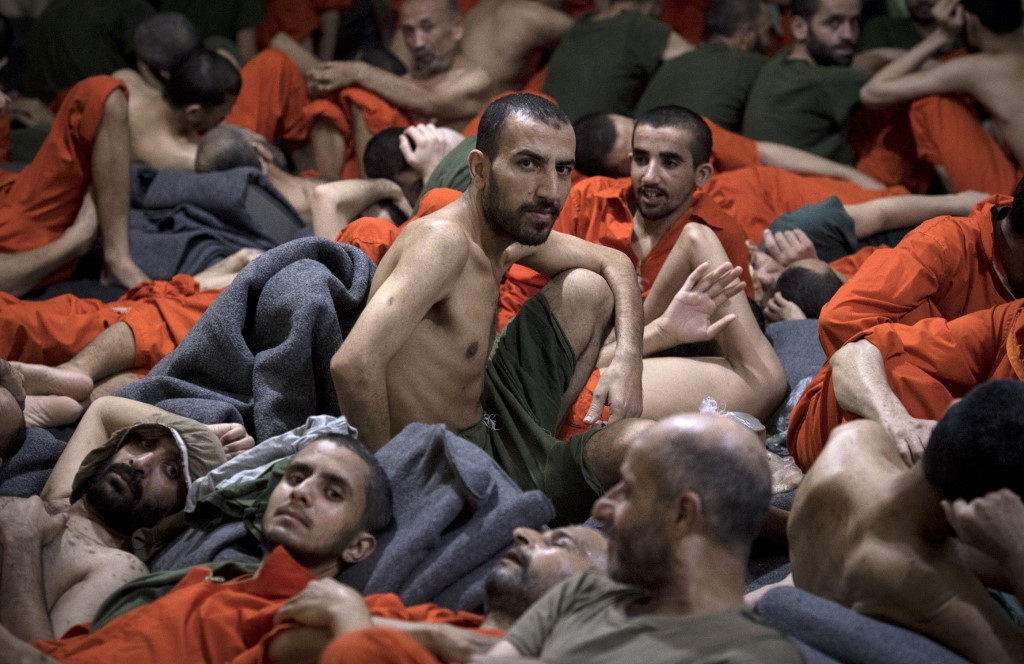سجناء متهمون بالانتماء لتنظيم الدولة في أحد سجون قسد بالحسكة (AFP‏)