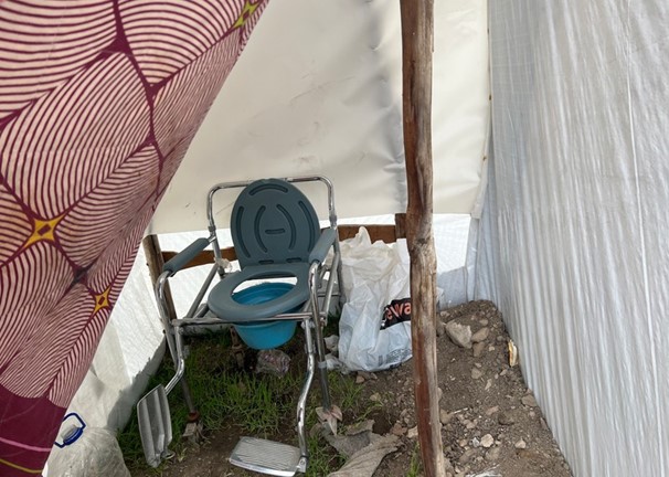كرسي مرحاض في مخيم للنازحين بسبب الزلازل في حديقة في كهرمان مرعش – منظمة العفو الدولية