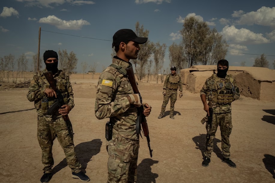 مقاتلون من قسد تابعون لفرقة المغاوير في منطقة الدشيشة بمحافظة الحسكة في عام 2021