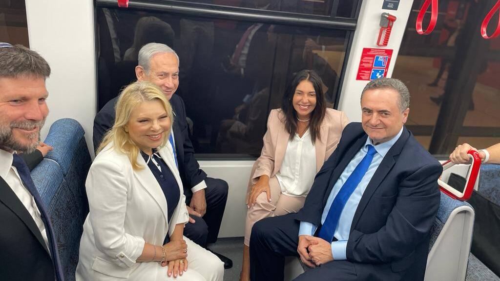 رئيس الوزراء الإسرائيلي بنيامين نتنياهو برفقة زوجته سارة وعدد من وزراء حكومته يستقلون القطار الخفيف، تل أبيب، 17 آب/أغسطس 2023 (يديعوت أحرونوت)