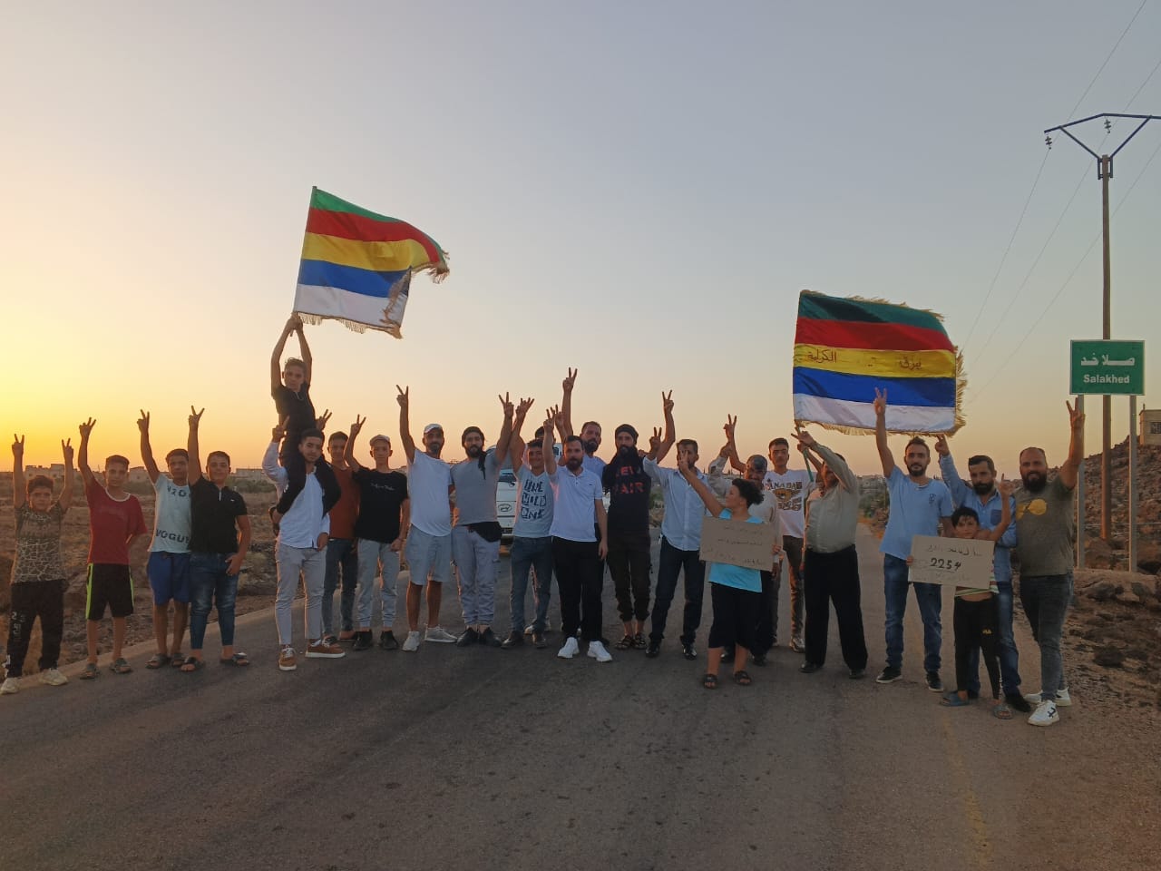 متظاهرون في بلدة صلاخد التي تشارك لأول مرة في الاحتجاجات