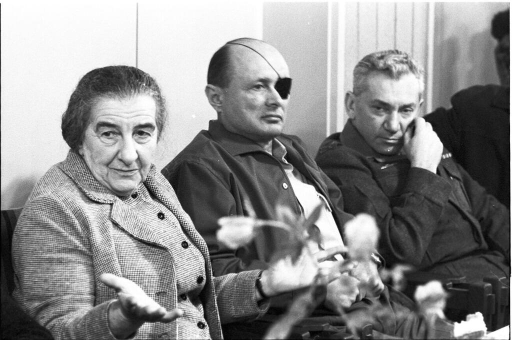 من اليمين إلى اليسار: رئيس الأركان دافيد أليعازر ووزير الدفاع موشيه ديان ورئيسة الوزراء غولدا مائير ( بعدسة: المصور الإسرائيلي ديفيد روبينغر  "1924 - 2017")