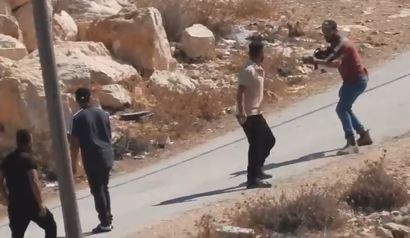 لقطة من توثيق حادثة إطلاق النار على فلسطيني جنوب جبل الخليل يوم الجمعة 