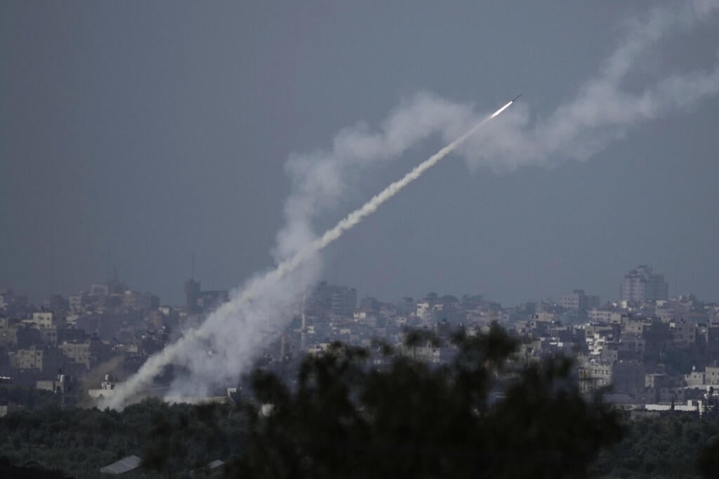 عملية إطلاق صواريخ من قطاع غزة باتجاه إسرائيل (AP)