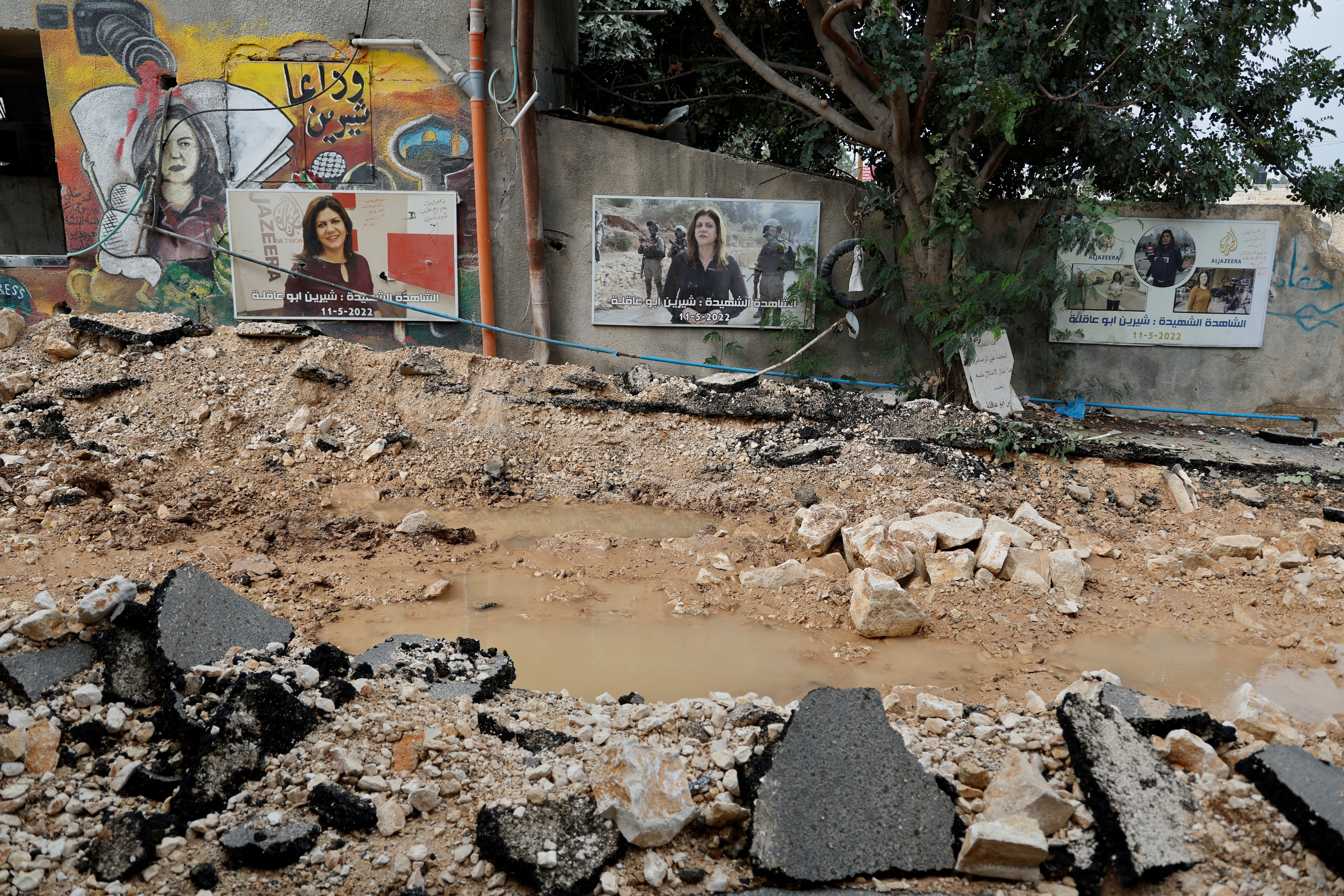 شارع شيرين أبو عقلة المدمر بعد غارة إسرائيلية في مخيم جنين بالضفة الغربية التي تحتلها إسرائيل في 27 أكتوبر 2023