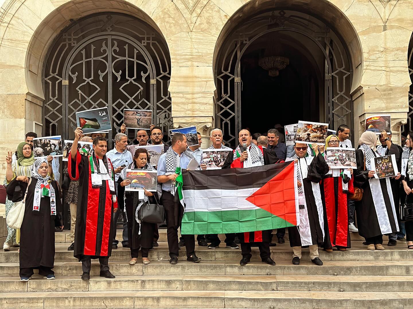 حقوقيون تونسيون أمام إحدى المحاكم يتضامنون مع فلسطين 