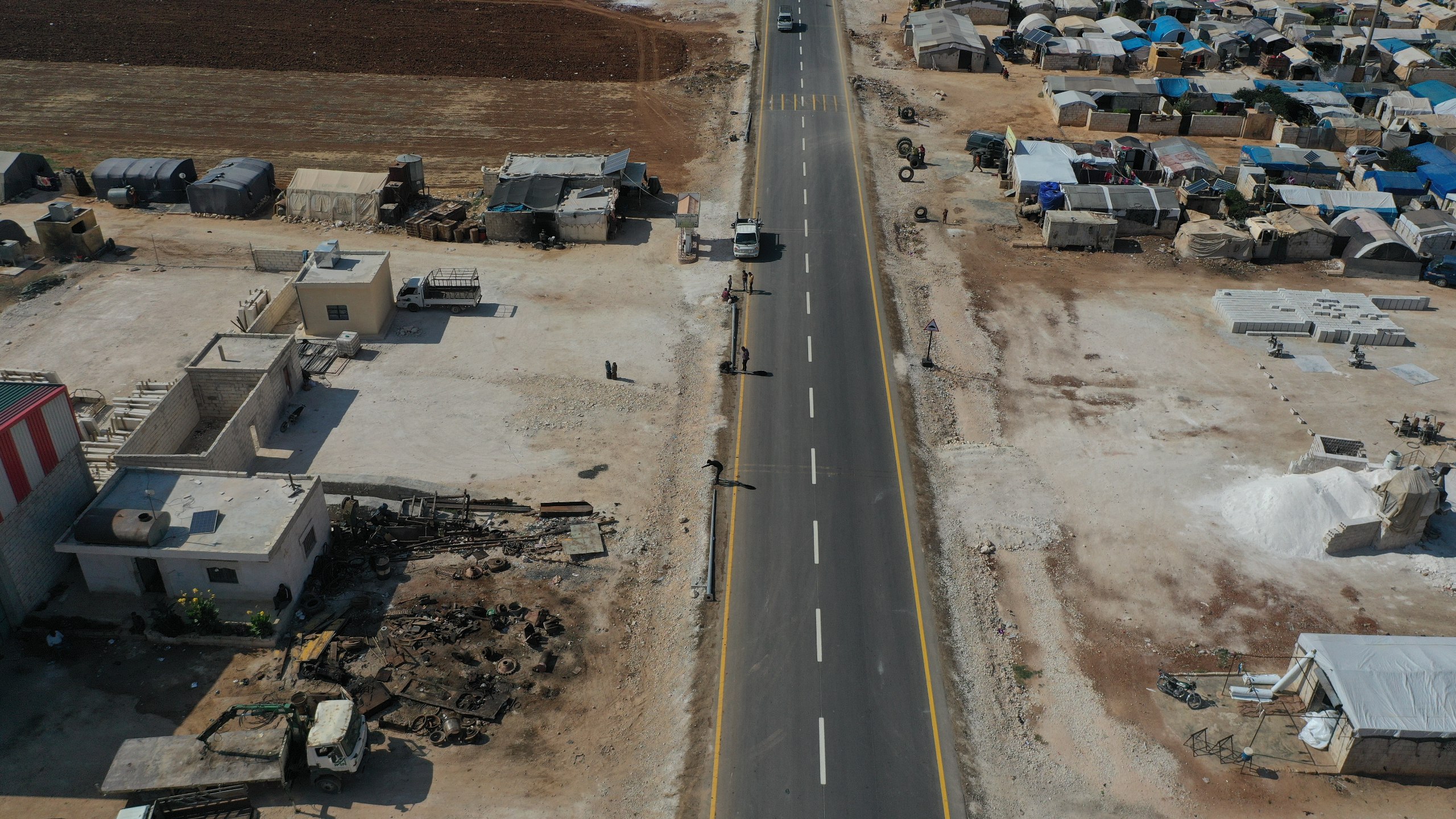 تعبيد طريق في شمال غربي سوريا